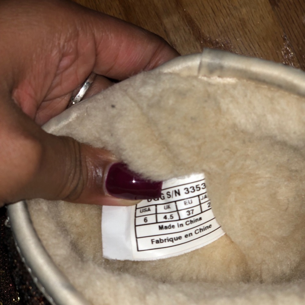 Classic uggs. - Picture 3 of 4
